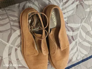 Botines de mujer marrones y naranjas.