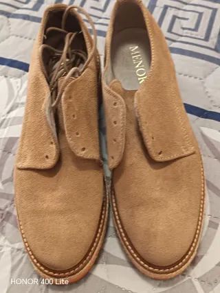 Botines de mujer marrones y naranjas.