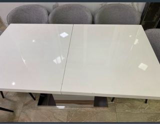 Mesa de comedor moderna blanca y plateada