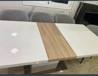 Mesa de comedor moderna blanca y plateada