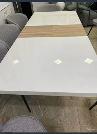 Mesa de comedor moderna blanca y plateada