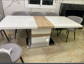 Mesa de comedor moderna blanca y plateada