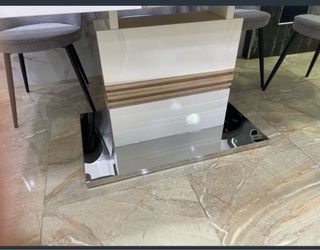 Mesa de comedor moderna blanca y plateada