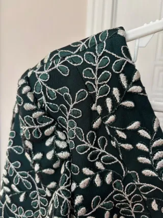 Vestido de fiesta verde con cuerpo bordado