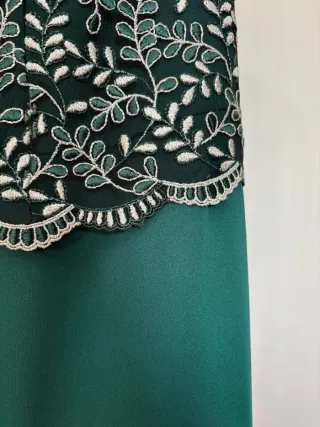 Vestido de fiesta verde con cuerpo bordado