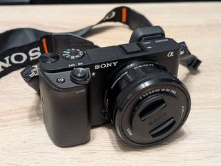 Sony A6300 + Objetivo SELP1650 (poco uso)