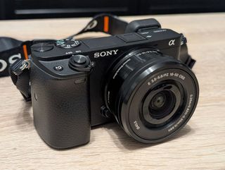 Sony A6300 + Objetivo SELP1650 (poco uso)