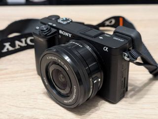 Sony A6300 + Objetivo SELP1650 (poco uso)