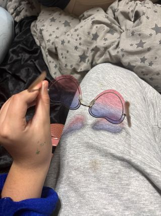 Gafas de sol corazón rosa y morado