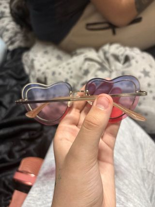 Gafas de sol corazón rosa y morado