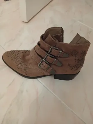 Botines bajos con tachuelas y hebillas