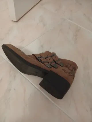 Botines bajos con tachuelas y hebillas