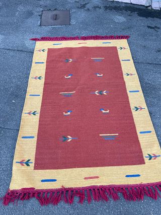 Alfombra tejida a mano con flecos