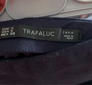 Falda corta azul con encaje floral