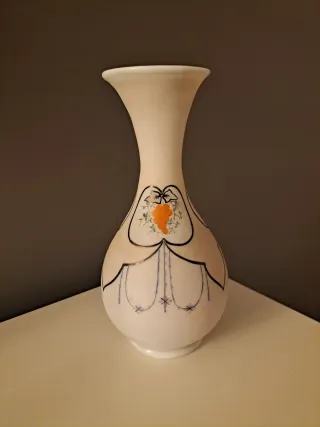 Vaso opalino antiguo con decoración floral