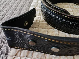 Cinturón de cuero con hebilla plateada