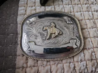 Cinturón de cuero con hebilla plateada