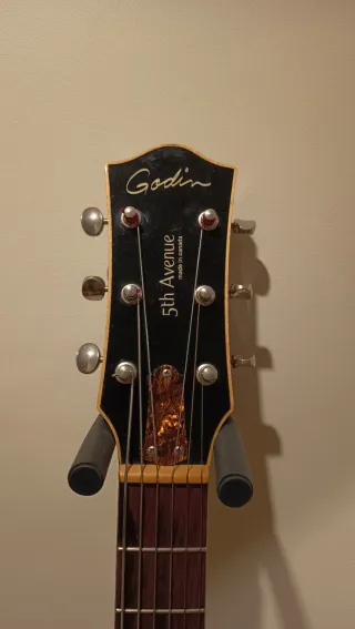 Godin 5th Avenue Kingpin P90