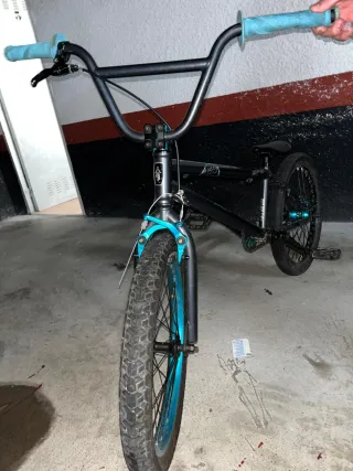 Bicicleta BMX Negra y Azul