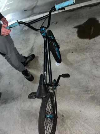 Bicicleta BMX Negra y Azul