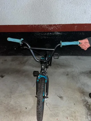 Bicicleta BMX Negra y Azul
