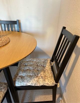 Mesa redonda y 4 sillas negras