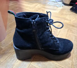 Botines negros con plataforma y tacón