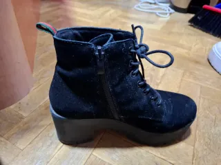 Botines negros con plataforma y tacón