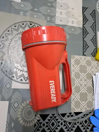 Linterna Eveready Roja no lleva pilas puestas