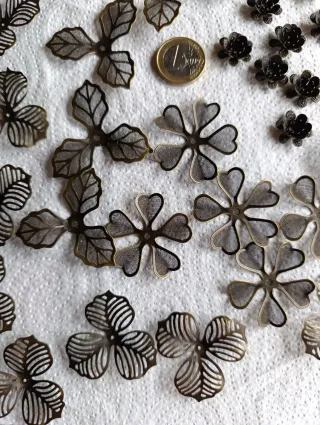 Fornituras flores oro viejo