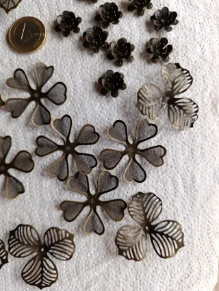 Fornituras flores oro viejo