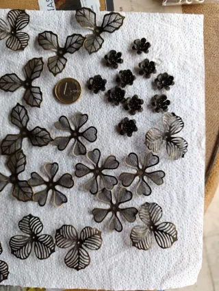 Fornituras flores oro viejo