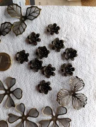 Fornituras flores oro viejo