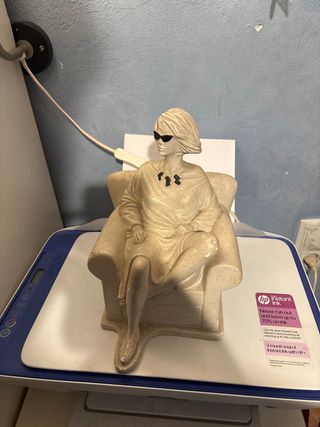 Figura cerámica mujer sentada 80s