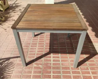 Mesa de teka y aluminio