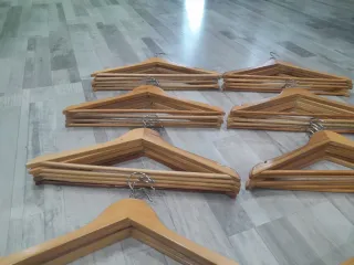 Perchas de madera (40 unidades)