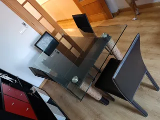 Mesa de cristal templado y sillas polipiel