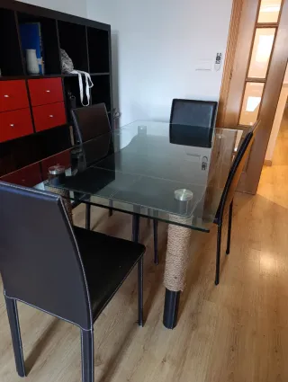 Mesa de cristal templado y sillas polipiel