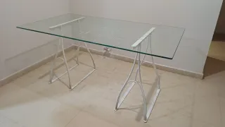 Mesa de cristal con patas metálicas blancas