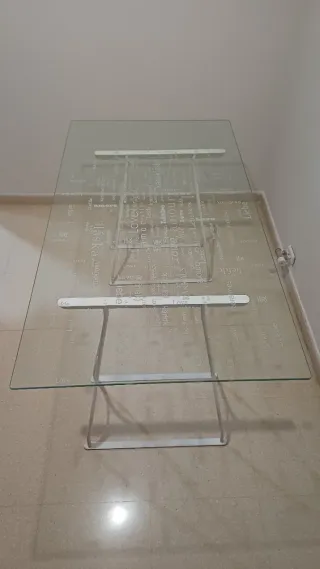 Mesa de cristal con patas metálicas blancas