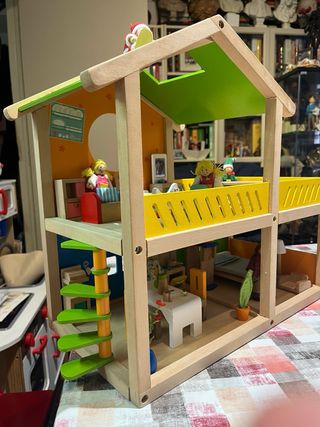 Casita de madera para muñecas