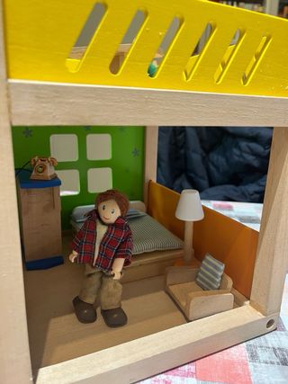 Casita de madera para muñecas