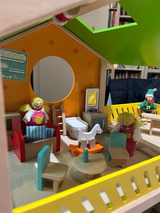 Casita de madera para muñecas