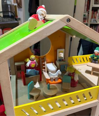 Casita de madera para muñecas