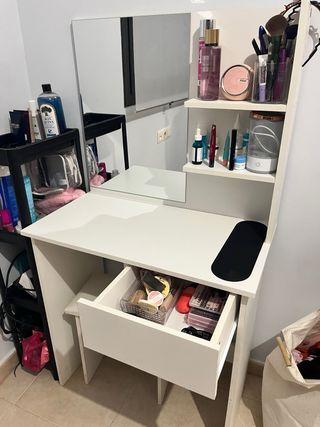 Tocador blanco y negro con espejo