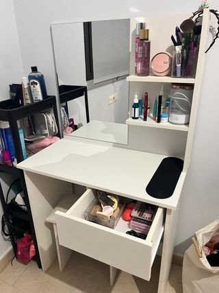 Tocador blanco y negro con espejo