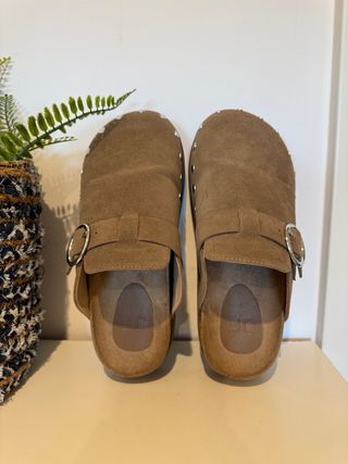 Zuecos marrones con plataforma