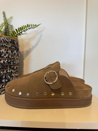 Zuecos marrones con plataforma