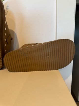 Zuecos marrones con plataforma