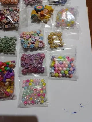 Lote fornituras y abalorios variados